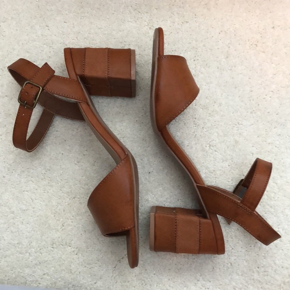 Francesca’s Tan Heel - Picture 4 of 5